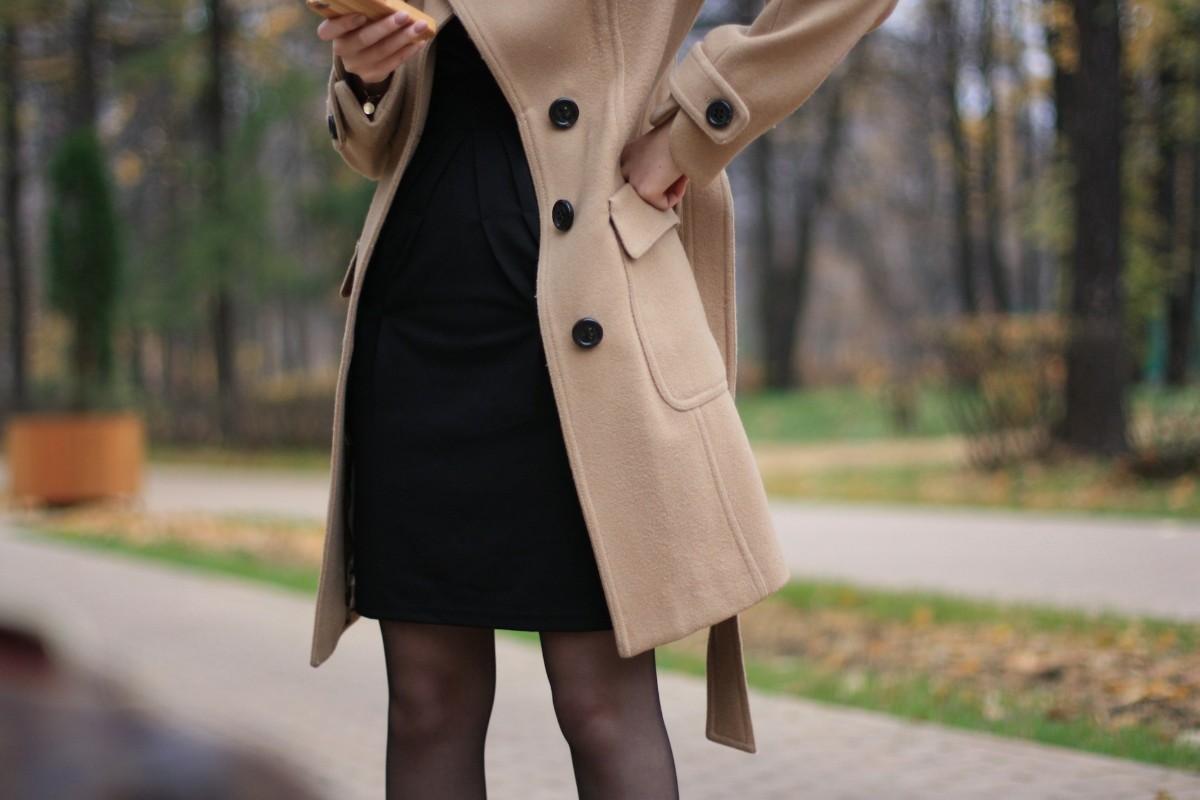 Outfit invernale da donna: cappotto caldo e avvolgente.