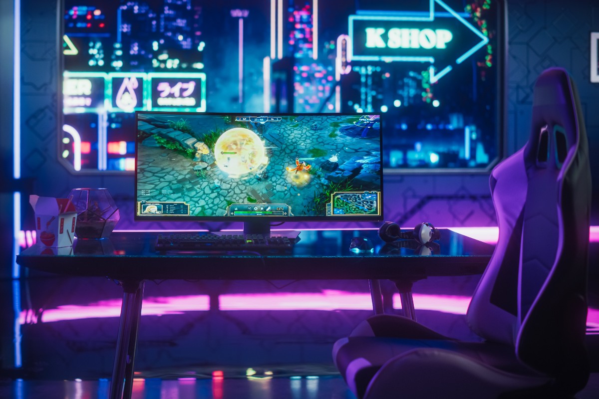 Sessione di gioco: un ragazzo concentrato davanti al computer in assetto da gaming.